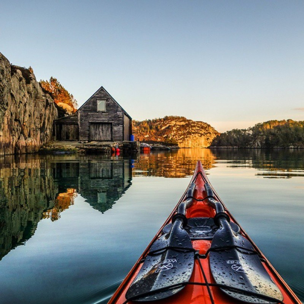 Каякер делает потрясающие фотографии норвежских фьордов