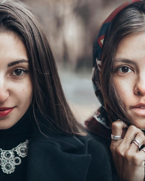 Россиянка демонстрирует красоту девушек со всего мира, делая с ними совместные фото