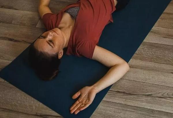 Простые упражнения йоги для тех, кто переел (ВИДЕО)