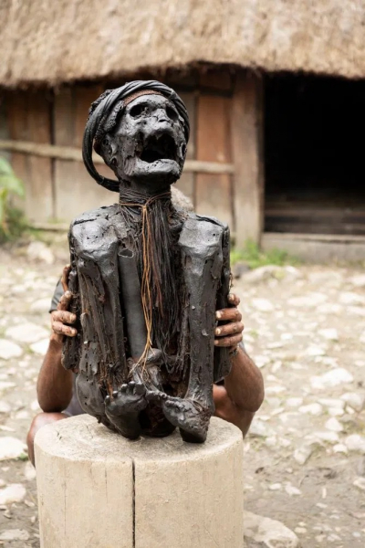 Дух предков, в папуасском племени коптят мумии вождей, чтобы сохранить их для потомков