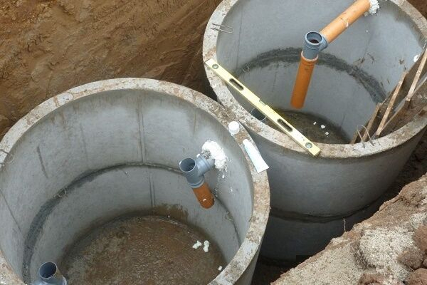 Как самостоятельно сделать кольца для выгребной ямы из бетона или пластика
