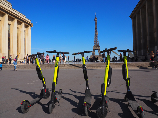 В Париже запретят аренду электросамокатов: 90% назвали это развлечение небезопасным