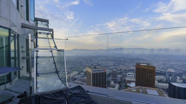 Стеклянная горка на самом высоком небоскребе Лос-Анджелеса заменяет отважным лифт
