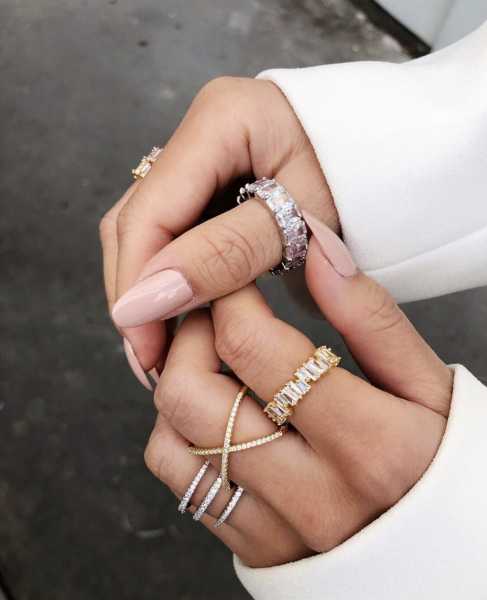 Модные кольца 2023 из золота и серебра — тенденции с фото